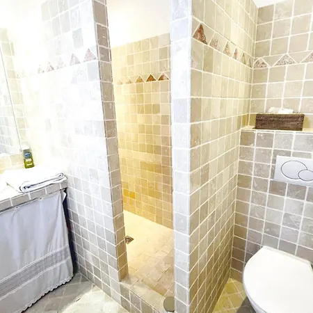 Nice Holiday Home Grimaud بيت للعطل *